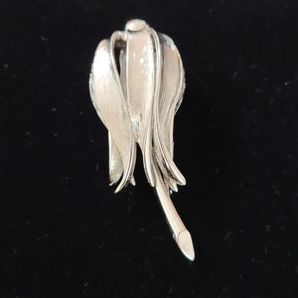 Vintage Droopy Daisy Brooch